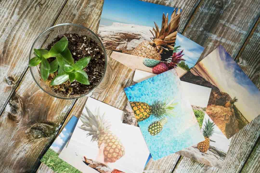 photos de vacances sur une table en bois