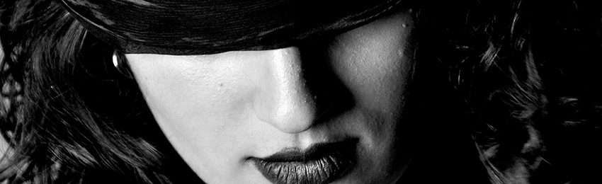 visage de femme en noir et blanc les yeux couverts par un bandeau noir