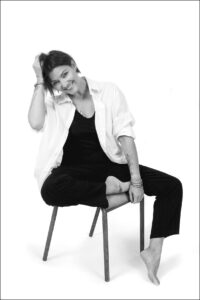 Kareen Antonn danse avec une chaise - Shooting 2025 ©Agen Photo / Minute