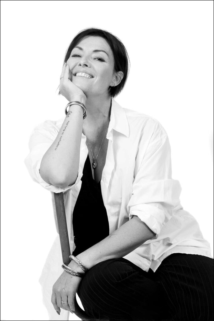 Kareen Antonn danse avec une chaise