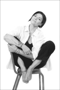 Kareen Antonn danse avec une chaise