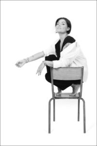 Kareen Antonn danse avec une chaise